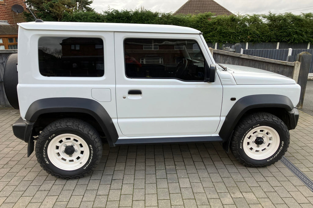 White Suzuki Jimny fitted with High Peak J-01 wheels in Vintage White